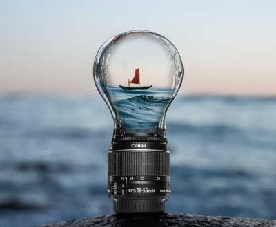 Tegen de lamp varen